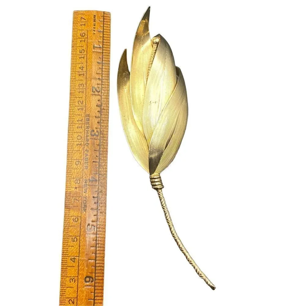 Vintage large flower pin in gold tone detailed stem brooch